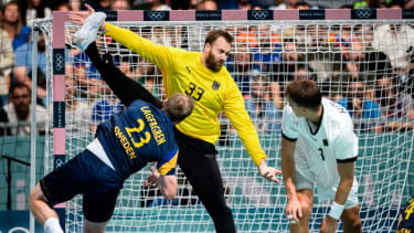 Paris, Frankreich: Handball Herren - Vorrunde Gruppe A - Deutschland - Schweden v.li. Albin Lagergren (Schweden), Torhueter Andreas Wolff (Deutschland) Paris South Paris Arena 6 Frankreich *** Paris, France Handball Men Preliminary Round Group A Germany Sweden from left Albin Lagergren Sweden , Goalkeeper Andreas Wolff Germany Paris South Paris Arena 6 France