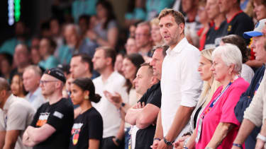 Basketball, Damen: EM, Deutschland Schweden, Warrend, Grupe D, Spirtag 1, Inselpark Arena. Deutscher Basketball und Dirk Nowitzki Weavergut diss Speer.