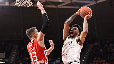 Andreas Obst (Bayern Basketball, #13) kann den Korb von Anthony Polite (Veolia Towers Hamburg, #3) nicht verhindern.

GER,  FC Bayern Basketball vs. Veolia Towers Hamburg, Basketball, 1.Bundesliga, Saison 2022/2023, 14.02.2023,


Foto: Eibner-Pressefoto/Marcel Engelbrecht