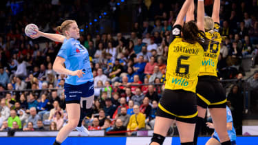 Handball: DHB-Pokal, Final4, Spiel Platz 3, HSG Bensheim Auerbach - Borussia Dortmund Nina Engel (HSG Bensheim), Zoe Sprengers (Dortmund), Dana Bleckmann (Dortmund) Stuttgart Porsche Arena Baden-Württemberg Deutschland *** Handball DHB Cup, Final4, Match 3rd place, HSG Bensheim Auerbach Borussia Dortmund Nina Engel HSG Bensheim , Zoe Sprengers Dortmund , Dana Bleckmann Dortmund Stuttgart Porsche Arena Baden Württemberg Germany