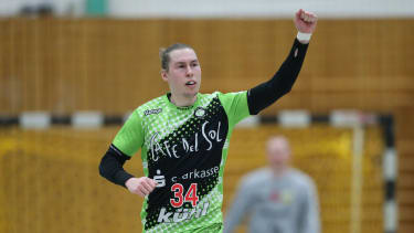 04.12.2021, xtgx, Handball 3. Liga, SV 04 Plauen Oberlosa - Eintracht Hildesheim, v.l. Lothar von Hermanni (Hildesheim, 34) Jubel, Torjubel, jubelt ueber das Tor, celebrate the goal, celebration Plauen *** 04 12 2021, xtgx, handball 3 league, SV 04 Plauen Oberlosa Eintracht Hildesheim, v l Lothar von Hermanni Hildesheim, 34 jubilation, goal jubilation, jubilate over the goal, celebrate the goal, celebration Plauen