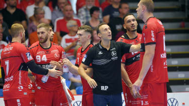 Roberto Garcia Parrondo (Trainer MT Melsungen) und Dainis Kristopans (re.) gegen Leipzig