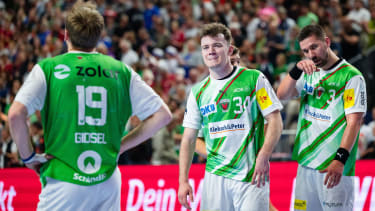Handball: DHB-Pokal, Füchse Berlin - SG Flensburg-Handewitt, Final Four, Spiel um Platz 3, Lanxess Arena. Berlins Mathias Gidsel (l-r), Hakun West av Teigum und Fabian Wiede reagieren nach der Partie.