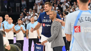 Zwei Größen des Basketballs: Nikola Jokic und der inzwischen nicht mehr aktive Tony Parker (re.).