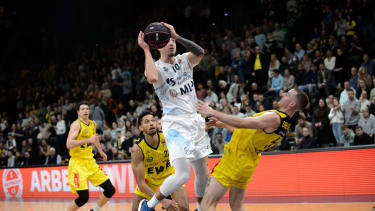 Basketball, easyCredit BBL-Pokal, Saison 2022/2023, Viertelfinale: Vincent Kesteloot (10 MLP Academics Heidelberg) gegen Trey Drechsel III (5 EWE Baskets Oldenburg) bei der Partie EWE Baskets Oldenburg vs MLP Academics Heidelberg am 04.12.2022.

Foto: Erik Hillmer/Eibner-Pressefoto