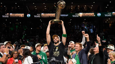 Stolz präsentiert Jayson Tatum die Trophäe.