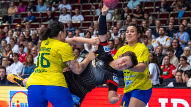 Handball: Frauen-Länderspiel Deutschland - Brasilien am 13.7.24 in der Westfalenhalle in Dortmund. Deutschlands Alina Grijseels kämpft um den Ball.