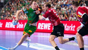 Handball, DHB-Pokal, SC Magdeburg - Füchse Berlin, Final Four, Halbfinale, Lanxess Arena. Berlins Max Darj (M) und Magdeburgs Felix Claar (l) kämpfen um den Ball.