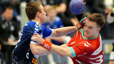 Handball in Essen ** NUR FÜR REDAKTIONELLE ZWECKE ** EDITORIAL USE ONLY **Max Neuhaus vom TUSEM Essen vorm Spiel gegen Ole Hagedorn vom VfL Lübeck-Schwartau.