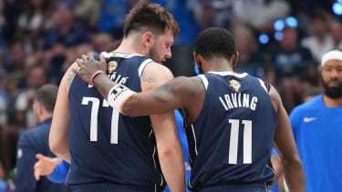 Zwei Asse in Dallas: Luka Doncic und Kyrie Irving (re.).