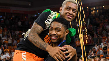 16.06.2023, ratiopharm arena, Neu-Ulm, GER, BBL, Playoffs, ratiopharm Ulm vs Telekom Baskets Bonn, 
im Bild Siegerehrung, Yago Mateus dos Santos (Ulm, #2) hat das Netz abgeschnitten, Bruno Caboclo (Ulm, #51)

Foto ? nordphoto GmbH / Hafner