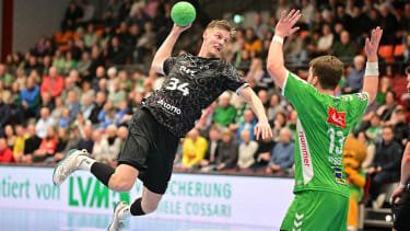 08-02-2025 pmk NK101481 Handball Herren 2.Bundesliga Saison 2024 2025 Merkur-Arena Luebbecke TSV GWD Minden - Eulen Ludwigshafen Sebastian TROST (34) Ludwigshafen Ian WEBER (13) Minden Maximilian HAIDER (14) Ludwigshafen *** 08 02 2025 pmk NK101481 Handball Men 2 Bundesliga Season 2024 2025 Merkur Arena Luebbecke TSV GWD Minden Eulen Ludwigshafen Sebastian TROST 34 Ludwigshafen Ian WEBER 13 Minden Maximilian HAIDER 14 Ludwigshafen