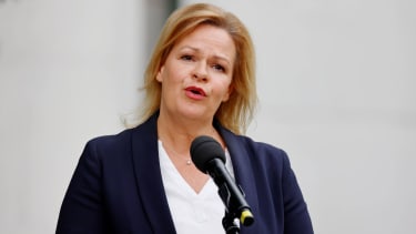 Nancy Faeser, Bundesministerin des Innern und f&uuml;r Heimat, Deutschland, Berlin, Bundeskanzleramt, Bildtermin von Bundeskanzler Scholz und Bundesministerin Faeser mit Vertretern des DFB anl&auml;sslich der Fu&szlig;ball-EM 2024 in Deutschland *** Nancy Faeser, Federal Minister of the Interior and for Home Affairs, Germany, Berlin, Federal Chancellery, photo opportunity of Chancellor Scholz and Federal Minister Faeser with representatives of the DFB on the occasion of the 2024 European Football Championship in Germany.