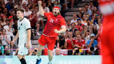 Paris, Frankreich: Handball Olympia Herren - Finale - Deutschland - Dänemark Christoph Steinert (Deutschland), Daenemarks Mikkel Hansen Jubel Freude Emotion Torjubel Torschuetze Torschütze Lille Stade Pierre Mauroy Frankreich *** Paris, France Handball Olympic Mens Final Germany Denmark Christoph Steinert Germany , Daenemarks Mikkel Hansen Cheers Joy Emotion Goal celebration Goalscorer Goalscorer Lille Stade Pierre Mauroy France