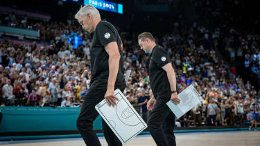 Olympische Spiele Paris 2024 Basketball Paris 10.08.2024 Spiel um Platz 3 Bronzemedaillenspiel Spiel um Bronze Herren Männer Deutschland (GER) - Serbien (SRB) Deutschland verliert das Spiel und wird 4. Gordon Herbert (Deutschland, Bundestrainer) verlässt die Arena *** Olympic Games Paris 2024 Basketball Paris 10 08 2024 3rd place bronze medal match Mens bronze medal match Germany GER Serbia SRB Germany loses the match and finishes 4th Gordon Herbert Germany, national coach leaves the arena