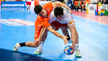 Mannheim, Deutschland:
Handball EM 2024 - Vorrunde Gruppe E - Niederlande vs. Georgien

v. li. im Zweikampf Â&nbsp;Rutger Ten Velde (Niederlande) und Giorgi Tskhovrebadze (Georgien)