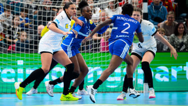 Trier: Handball Frauen Laenderspiel - Deutschland - Frankreich v.li. Aimee von Pereira (Deutschland), Laura Flippes (Frankreich), Meline Nocandy (Frankreich), Marie Steffen (Deutschland) Trier SWT Arena Deutschland *** Trier handball women international Germany France from left Aimee von Pereira Germany , Laura Flippes France , Meline Nocandy France , Marie Steffen Germany Trier SWT Arena Germany