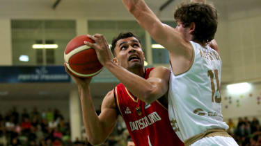 Basketball: EM-Qualifikation, Bulgarien - Deutschland, 4. Runde, Gruppe D, 2. Spieltag, Deutschlands Oscar Da Silva (l) gegen Bulgariens Konstantin Kostadinov unter dem Korb.