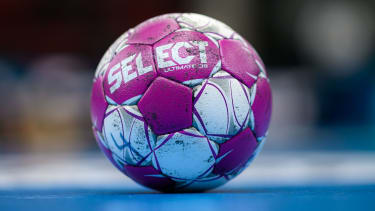 Ball auf Hallenboden, Handball Bundesliga Frauen