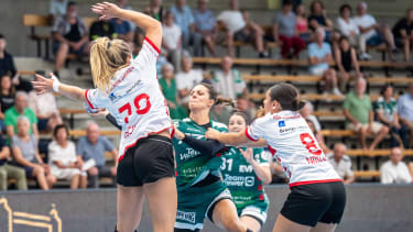 Carmen Moser (Frisch Auf Frauen, 77) wirf beim Wurf von Patricia Nikolic (HSV Solingen-Graefrath 76, 08) und Paulina Uscinowicz (HSV Solingen-Graefrath 76, 78) bedraengt, Frisch Auf Goeppingen vs. HSV Solingen-Graefrath 76, Handball, DHB-Pokal, Spielzeit 2024 2025, 01.09.2024, Frisch Auf Goeppingen vs. HSV Solingen-Graefrath 76, Handball, DHB-Pokal, Spielzeit 2024 2025, 01.09.2024 Goeppingen *** Carmen Moser Frisch Auf Frauen, 77 throws at the throw of Patricia Nikolic HSV Solingen Graefrath 76, 08 and Paulina Uscinowicz HSV Solingen Graefrath 76, 78, Frisch Auf Goeppingen vs HSV Solingen Graefrath 76, Handball, DHB Cup, Season 2024 2025, 01 09 2024, Frisch Auf Goeppingen vs HSV Solingen Graefrath 76, Handball, DHB Cup, Season 2024 2025, 01 09 2024 Goeppingen Copyright: xMichaelxSchmidt Eibner-Pressefotx EP_MST