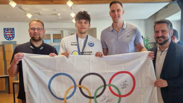 Stolz auf die sportlichen Erfolge: Oberbürgermeister Christoph Ihling (von links), Marko Grgic, Johannes Voigtmann und Landrat Dr. Michael Brodführer ©