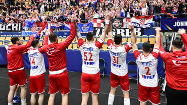 Erleichtert: Kroatische Handballer feiern mit ihren Fans.