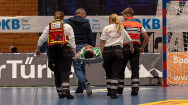 Schlimme Verletzung: Fabian Wieder wird per Trage weggebracht.