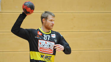 Handball, 3. Liga: HSG Krefeld Niederrhein - Longericher SC Sven Bartmann spielt am Sonntag, den 05.12.2021, im Spiel HSG Krefeld Niederrhein gegen Longericher SC im Enni-Sportpark-Rheinkamp in Moers. HSG Krefeld Niederrhein, gelbe Trikots, spielt gegen Longericher SC, rote Trikots, in der 3. Handball-Bundesliga, Saison 2021 2022. Deutschland NRW Moers Copyright: OleksandrxVoskresenskyi NUR FÜR REDAKTIONELLE ZWECKE *** Sports, handball, 3 League HSG Krefeld Lower Rhine Longericher SC P Sven Bartmann plays at Sunday, the 05 12 2021, in Game HSG Krefeld Lower Rhine against Longericher SC in Enni Sports Park Rheinkamp in Moers HSG Krefeld Lower Rhine, Yellow jerseys, plays against Longericher SC, red jerseys, in the 3 Handball Bundesliga, Season 2021 2022 Germany NRW Moers Copyright Oleksandrx Voskresenskyi only for editorial Purposes Copyright: OleksandrxVoskresenskyi doc7ipk75ipwbkoiyn1o60 ,EDITORIAL USE ONLY