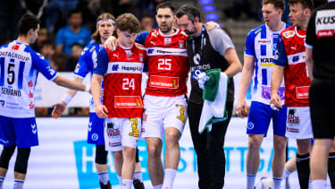 Handball: 1. Bundesliga, Herren, Saison 2023/2024, TVB Stuttgart - HSV Hamburg, Porsche Arena. Hamburgs Tomislav Severec (M) verletzt sich während des Spiels.