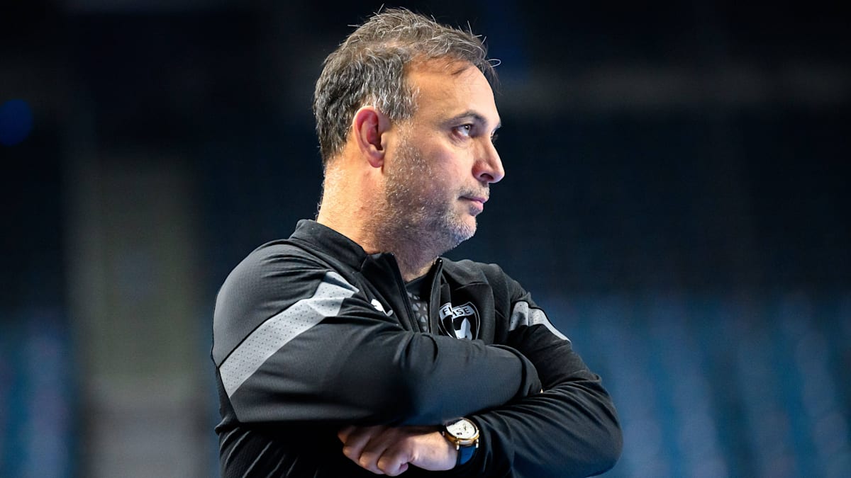 Hanning on flip-flops and caps among his handball players: |