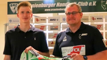Der Sportliche Leiter des Oranienburger HC, Mario Müller, begrüßt Daniel Miels, Handball.
