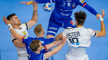 Julian Köster auf Johannes Golla, Deutschland - Island, Handball-EM