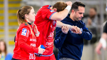 SG BBM Bietigheim - TVB Stuttgart Handball: 1. Bundesliga, Herren, Saison 2024 2025, SG BBM Bietigheim - TVB Stuttgart, EgeTrans Arena. Bietigheims Tom Wolf geht verletzt vom Platz. Bietigheim EgeTrans Arena Baden-Württemberg Deutschland *** SG BBM Bietigheim TVB Stuttgart Handball 1 Bundesliga, Men, Season 2024 2025, SG BBM Bietigheim TVB Stuttgart, EgeTrans Arena Bietigheims Tom Wolf leaves the pitch injured Bietigheim EgeTrans Arena Baden Württemberg Germany