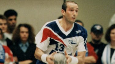 Der Hamelner Fernando Bolea mit Ball Handball 1. BL Herren Saison 1997 98: SG VfL BHW Hameln Einzelbild Rattenfängerhalle Hameln Dynamik,