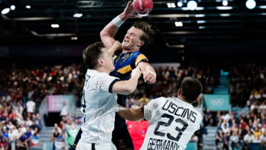 240727 Jonathan Carlsbogard of Sweden against Cristoph Steinert and Renars Uscins of Germany in a men™s preliminary round handball match between Germany and Sweden during day 1 of the Paris 2024 Olympic Games, Olympische Spiele, Olympia, OS on July 27, 2024 in Paris. Photo: Jon Olav Nesvold BILDBYRAN COP 217 JE0082 handball handboll handball paris 2024 olympics day 1 germany - sweden bbeng