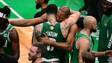 Einfach glücklich: Jayson Tatum umarmt Al Harford.