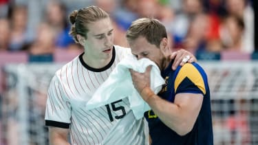 240727 Juri Knorr of Germany and Albin Lagergren of Sweden in a men™s preliminary round handball match between Germany and Sweden during day 1 of the Paris 2024 Olympic Games, Olympische Spiele, Olympia, OS on July 27, 2024 in Paris. Photo: Jon Olav Nesvold BILDBYRAN COP 217 JE0082 handball handboll handball paris 2024 olympics day 1 germany - sweden bbeng *** 240727 Juri Knorr of Germany and Albin Lagergren of Sweden in a men™s preliminary round handball match between Germany and Sweden during day 1 of the Paris 2024 Olympic Games on July 27, 2024 in Paris Photo Jon Olav Nesvold BILDBYRAN COP 217 JE0082 handball handboll handball paris 2024 olympics day 1 germany sweden bbeng PUBLICATIONxNOTxINxSWExNORxFINxDEN Copyright: JONxOLAVxNESVOLD BB240727JE123