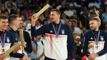 Nikola Jokic wirkte bei der Übergabe der Bronzemedaille Samstagabend sichtlich erschöpft vom langen Tag in Paris.