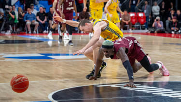 Basketball: Play Offs, 2. Finale um die Deutsche Meisterschaft: FC Bayern München Basketball - Alba Berlin am 10.06.2024 im BMW Park in München Berlins Tim Schneider (l.) und Münchens Isaac Bonga kämpfen um den Ball. *** Basketball Play Offs, 2 Final for the German Championship FC Bayern Munich Basketball Alba Berlin on 10 06 2024 at BMW Park in Munich Berlins Tim Schneider l and Munichs Isaac Bonga fight for the ball Copyright: xKirchner DavidxInderliedx