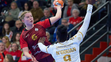 Nina Engel (HSG Bensheim Auerbach, 06) Zweikampf Sprungwurf gegen Astride N Gouan (Paris 92, 09) GER, HSG Bensheim Auerbach vs. Paris 92, Handball, Frauen, EHF European League, Group D, Group Phase, Spielzeit 2024 2025, 08.02.25. GER, HSG Bensheim Auerbach vs. Paris 92, Handball, Frauen, EHF European League, Group D, Group Phase, Spielzeit 2024 2025, 08.02.25. Elsenfeld *** Nina Engel HSG Bensheim Auerbach, 06 duel jump shot against Astride N Gouan Paris 92, 09 GER, HSG Bensheim Auerbach vs Paris 92, Handball, Women, EHF European League, Group D, Group Phase, Season 2024 2025, 08 02 25 GER, HSG Bensheim Auerbach vs Paris 92, Handball, Women, EHF European League, Group D, Group Phase, Season 2024 2025, 08 02 25 Elsenfeld Copyright: xEibner-Pressefoto GeraldxOelze-dexStoppanyx EP-ODS