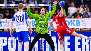 Handball: 1. Bundesliga, Herren, Saison 2023/2024, TVB Stuttgart - TBV Lemgo Lippe, Porsche Arena. Stuttgarts Torwart Silvio Heinevetter (M) in Aktion gegen Lemgos Samuel Zehnder (r).