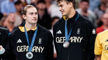 FRA, Lille, Olympischen Spiele Paris 2024, (11.08.2024, Handball Herren Finale Siegerehrung, Stade Pierre-Mauroy) Juri Knorr (Deutschland, 15) und Julian Köster (Deutschland, 18) mit Silbermedaillen *** FRA, Lille, Olympic Games Paris 2024, 11 08 2024, Handball Mens Final Award Ceremony, Stade Pierre Mauroy Juri Knorr Germany, 15 and Julian Köster Germany, 18 with silver medals Copyright: HMBxMedia SteffiexWunderl