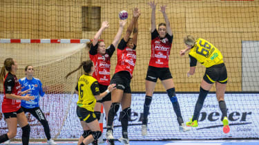 Carmen Campos (BVB 09 Handball, 95), julie Holm (Rueckraum, Thueringer HC, 8), Anika Niederwieser (Rueckraum, Thueringer HC, 14), Dana Bleckmann (BVB 09 Handball, 66) GER, Thueringen, Thueringer HC gegen BVB 09 Borussia Dortmund, 1. Handballbundesliga Frauen,