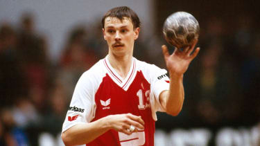 Alexander Tutschkin (Essen) spielt den Ball ab Handball 1. BL Herren Saison 1990 1991, TUSEM Essen Einzelbild Grugahalle Essen