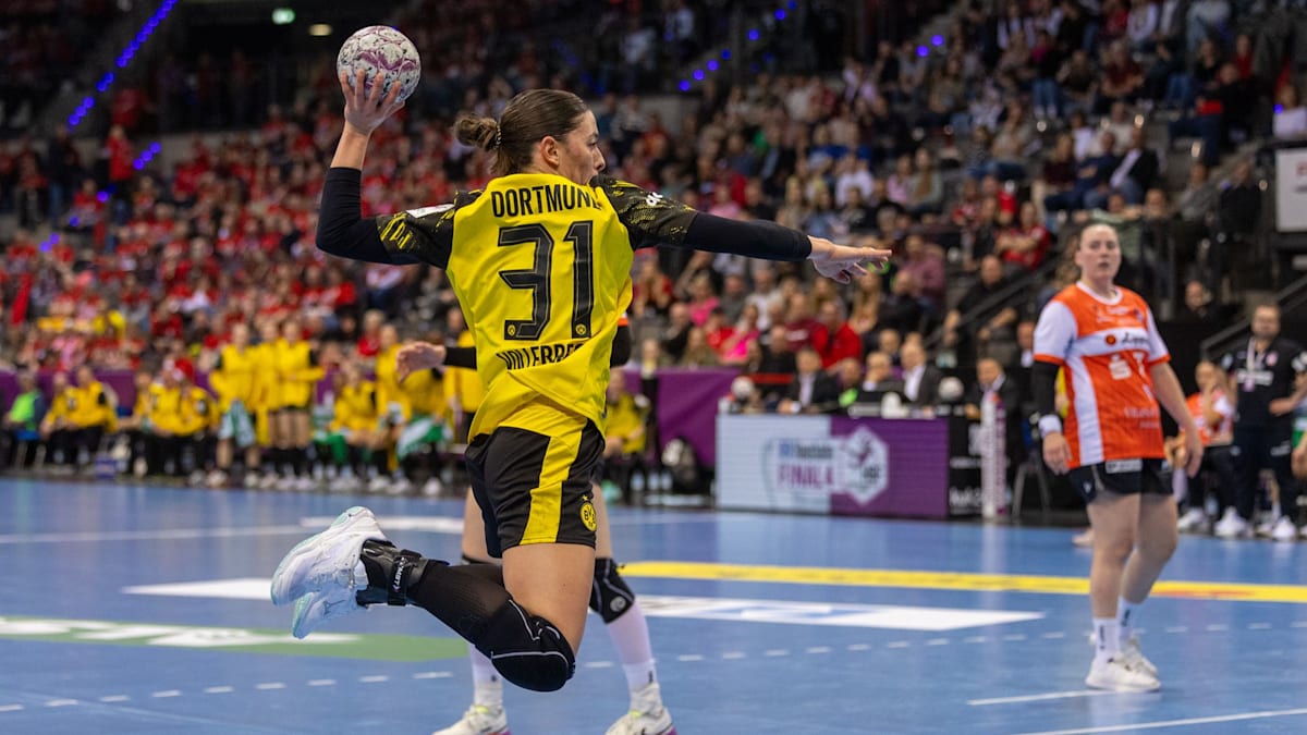 Vollebregt before the handball cup final: |