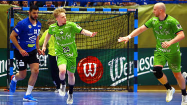 Jakub Tonar (Hildesheim, rechts) und Tjark Jonas (Hildesheim) klatschen nach einem Torerfolg ab, dahinter Julian Jerebie (Aue) Handball Aufstiegsrunde zur 2.Liga EHV Aue - Eintracht Hildesheim 27:24 am 21.5.2023 EHV Aue - Eintracht Hildesheim *** Jakub Tonar Hildesheim, right, and Tjark Jonas Hildesheim high-five after scoring a goal, Julian Jerebie behind them Aue Handball Promotion Round to 2 Liga EHV Aue Eintracht Hildesheim 27 24 on 21 5 2023 EHV Aue Eintracht Hildesheim