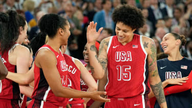 Britten Griner (r.) und Alyssa Thomas (l.) bejubeln den Olympia-Sieg gegen Gastgeber Frankreich.