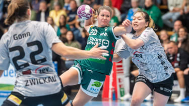 Sina Ehmann (Frisch Auf Frauen, 22) wirft aus dem Rueckraum und wird dabei von Kaho Nakayama (BSV Sachsen Zwickau, 59) gestoert, Frisch Auf Goeppingen vs. BSV Sachsen Zwickau, Handball, 1. Bundesliga, Spielzeit 2024 2025, 14.09.2024, Frisch Auf Goeppingen vs. BSV Sachsen Zwickau, Handball, 1. Bundesliga, Spielzeit 2024 2025, 14.09.2024 Goeppingen