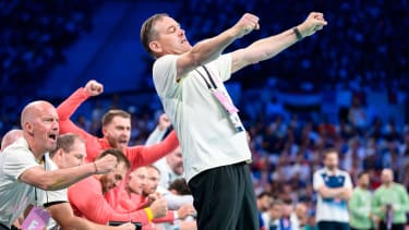 Paris, Frankreich: Handball Herren - Viertelfinale - Deutschland - Frankreich Trainer Alfred Gislason (Deutschland) Jubel Freude Emotion Lille Stade Pierre Mauroy Frankreich *** Paris, France Handball Men Quarterfinals Germany France Coach Alfred Gislason Germany Cheers Joy Emotion Lille Stade Pierre Mauroy France