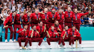 FRA, Lille, Olympischen Spiele Paris 2024, (11.08.2024, Handball Herren Finale Siegerehrung, Stade Pierre-Mauroy) Gold Medaille für Dänemark Niklas Landin Jacobsen (Dänemark, 1), Emil Nielsen (Dänemark, 12), Magnus Saugstrup (Dänemark, 15), Niclas Kirkeloekke (Dänemark, 3), Landin Magnus Jacobsen (Dänemark, 4), Emil Jakobsen (Dänemark, 7), Rasmus Lauge (Dänemark, 11), Magnus Saugstrup (Dänemark, 15), Hans Lindberg (Dänemark, 18), Mathias Gidsel (Dänemark, 19), Henrik Moellgaard (Dänemark, 21), Mikkel Hansen (Dänemark, 24), Lukas Joergensen (Dänemark, 25), Thomas Arnoldsen (Dänemark, 42), Simon Pytlick (Dänemark, 43) *** FRA, Lille, Olympic Games Paris 2024, 11 08 2024, Handball Mens Final Award Ceremony, Stade Pierre Mauroy Gold Medal for Denmark Niklas Landin Jacobsen Denmark, 1 , Emil Nielsen Denmark, 12 , Magnus Saugstrup Denmark, 15 , Niclas Kirkeloekke Denmark, 3 , Landin Magnus Jacobsen Denmark, 4 , Emil Jakobsen Denmark, 7 , Rasmus Lauge Denmark, 11 , Magnus Saugstrup Denmark, 15 , Hans Lindberg Denmark, 18 , Mathias Gidsel Denmark, 19 , Henrik Moellgaard Denmark, 21 , Mikkel Hansen Denmark, 24 , Lukas Joergensen Denmark, 25 , Thomas Arnoldsen Denmark, 42 , Simon Pytlick Denmark, 43 Copyright: HMBxMedia SteffiexWunderl